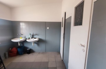 Hala prod.-magazynowa, biura, utwardzony plac, duża działka