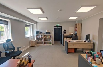 Hala prod.-magazynowa, biura, utwardzony plac, duża działka