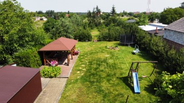 Na sprzedaż dom w pobliżu jezior, zagospodarowana działka