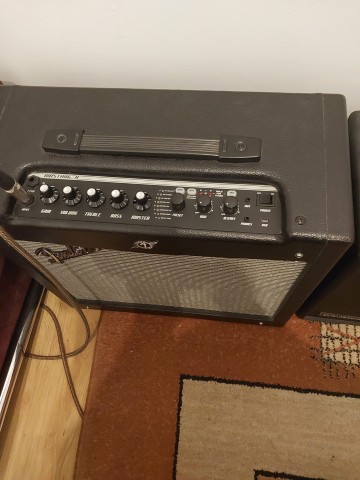 Sprzedam dwa wzmacniacze do gitary elektrycznej