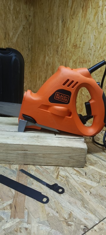 Piła szablasta - piła gałęzi&oacute;wka  Black decker