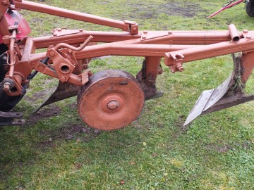 Sprzedam pług trzy skibowy i agregat uprawowy