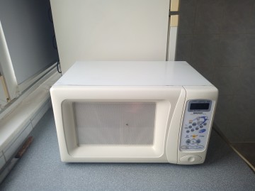 Mikrofal&oacute;wka 800W