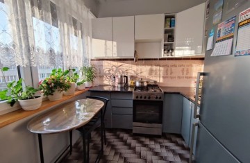 Sprzedam mieszkanie 2 pok., niski blok, 3 piętro, V os.