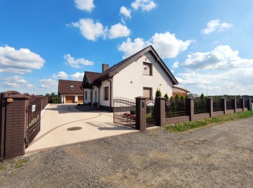 Nowoczesny dom, duża działka, dwustanowiskowy garaż-Janowice