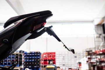 Kr&oacute;tkie mocowanie tablicy rejestracyjnej Kawasaki Z900 ogon