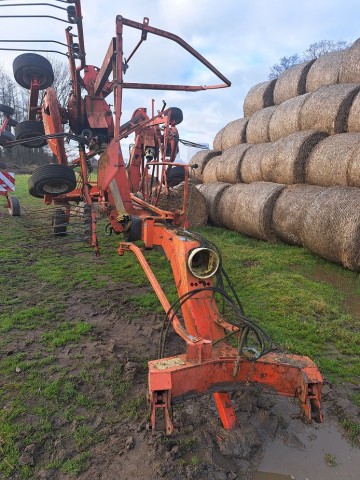 zgrabiarka KUHN 7302 /2003r