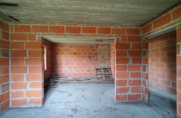 Sprzedam dom parterowy w budowie na dużej działce