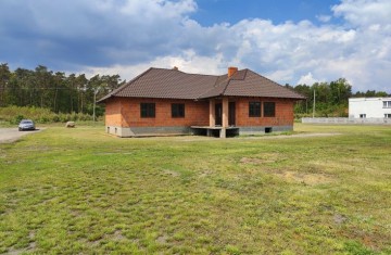 Sprzedam dom parterowy w budowie na dużej działce