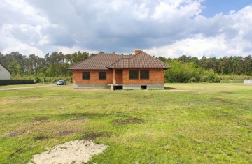 Sprzedam dom parterowy w budowie na dużej działce