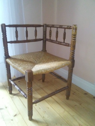 Krzesło narożne wyplatane.