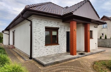 Sprzedam parterowy dom na osiedlu pod miastem