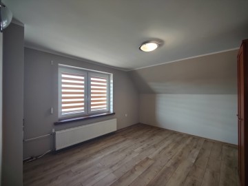 Na sprzedaż dom po remoncie-2 niezależne wejścia-biuro-garaż