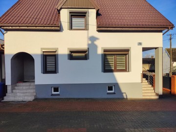 Na sprzedaż dom po remoncie-2 niezależne wejścia-biuro-garaż