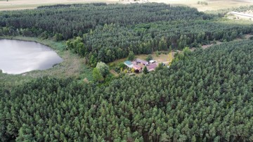 Na sprzedaż działka budowlana w sąsiedztwie las&oacute;w i jeziora