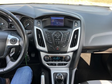 Ford Focus BENZYNA Klimatronik Nawigacja Podgrzewana Szyba