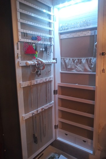 Szafka z lustrem na biżuterię