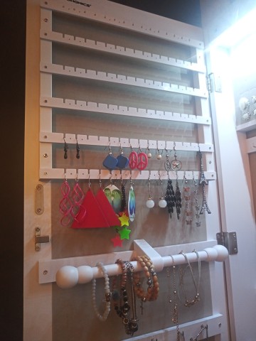 Szafka z lustrem na biżuterię