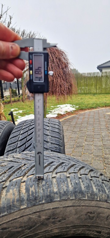całoroczne Nokian Seasonproof 225/55 R18 V, stan bdb