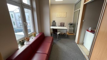 Umeblowany lokal usługowo-biurowy o pow. 200m2 -Star&oacute;wka