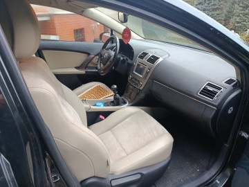 SPRZEDAM TOYOTĘ AVENSIS 2,0  D4D
