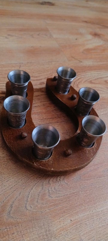 Zestaw 6 kieliszk&oacute;w z cyny w drewnianym stojaku &ndash; podkowa