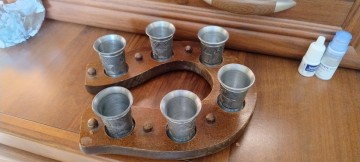 Zestaw 6 kieliszk&oacute;w z cyny w drewnianym stojaku &ndash; podkowa
