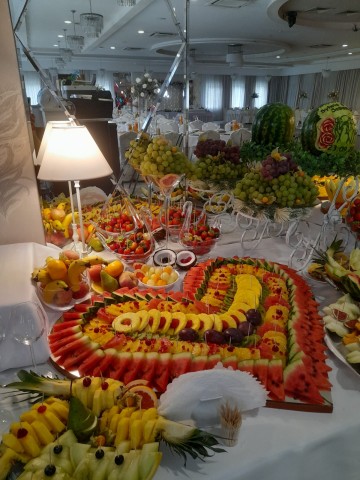 st&oacute;ł owocowy, fontanna czekolady