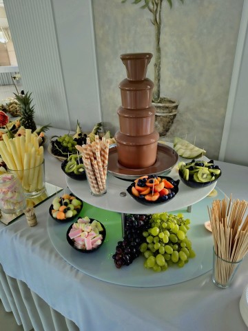 st&oacute;ł owocowy, fontanna czekolady