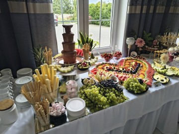 st&oacute;ł owocowy, fontanna czekolady