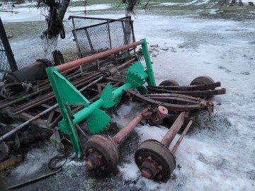 Aparat dwuwałkowy do rozrzutnika obornika