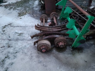 Aparat dwuwałkowy do rozrzutnika obornika