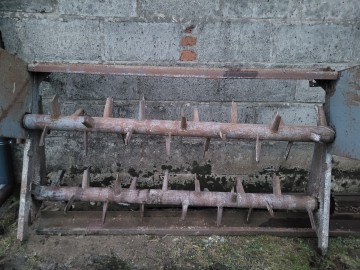 Aparat dwuwałkowy do rozrzutnika obornika