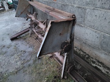 Aparat dwuwałkowy do rozrzutnika obornika