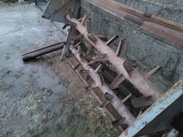 Aparat dwuwałkowy do rozrzutnika obornika