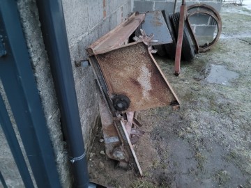 Aparat dwuwałkowy do rozrzutnika obornika