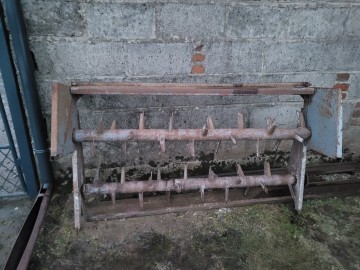 Aparat dwuwałkowy do rozrzutnika obornika