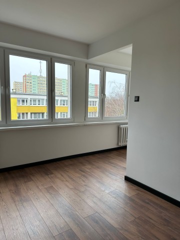 3 pok. mieszkanie po gruntownym remoncie, niski blok, os. V