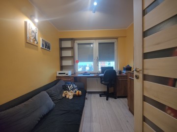 Sprzedam 2 pokojowe, rozkładowe mieszkanie z balkonem-os. V