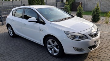 Sprzedam Opla Astrę J 2010