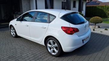 Sprzedam Opla Astrę J 2010