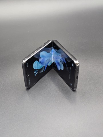 Samsung Galaxy Z Flip 4 8/128 GB Stan: bardzo dobry! Wyświet