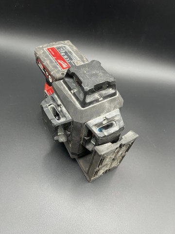 Laser Milwaukee 360&deg; M12 3PL + akumulator 6.0 Ah zielony