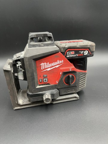 Laser Milwaukee 360&deg; M12 3PL + akumulator 6.0 Ah zielony