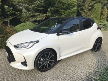NOWA Toyota YARIS GR HYBRID 116KM Perła NAVI PAKIET SMART