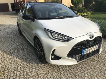 NOWA Toyota YARIS GR HYBRID 116KM Perła NAVI PAKIET SMART