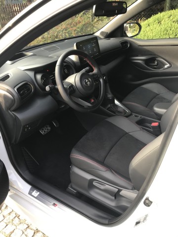 NOWA Toyota YARIS GR HYBRID 116KM Perła NAVI PAKIET SMART