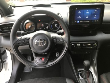 NOWA Toyota YARIS GR HYBRID 116KM Perła NAVI PAKIET SMART