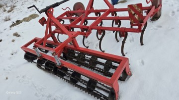 Kultywator tr&oacute;kbelkowy z nowy walem strunowym