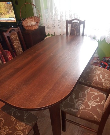 St&oacute;ł z krzesłami